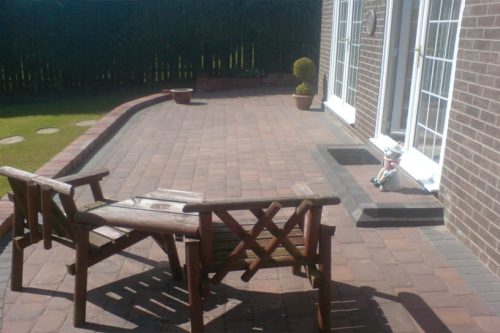 cobbled-paving-garden-wall